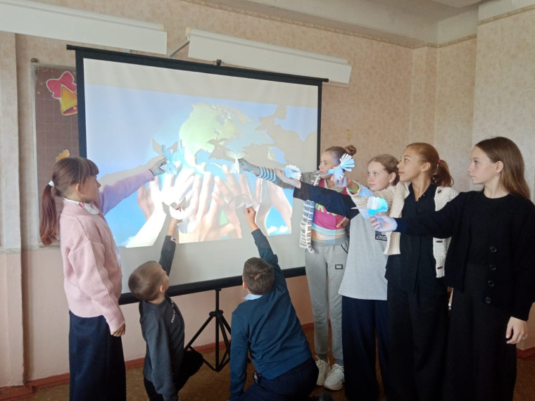 Белый голубь - символ мира.