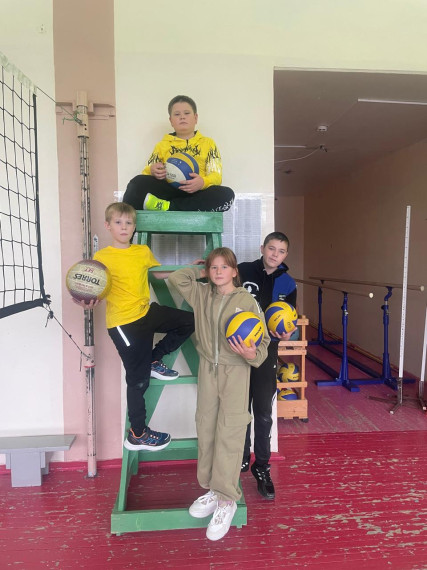 Соревнования по пионерболу.